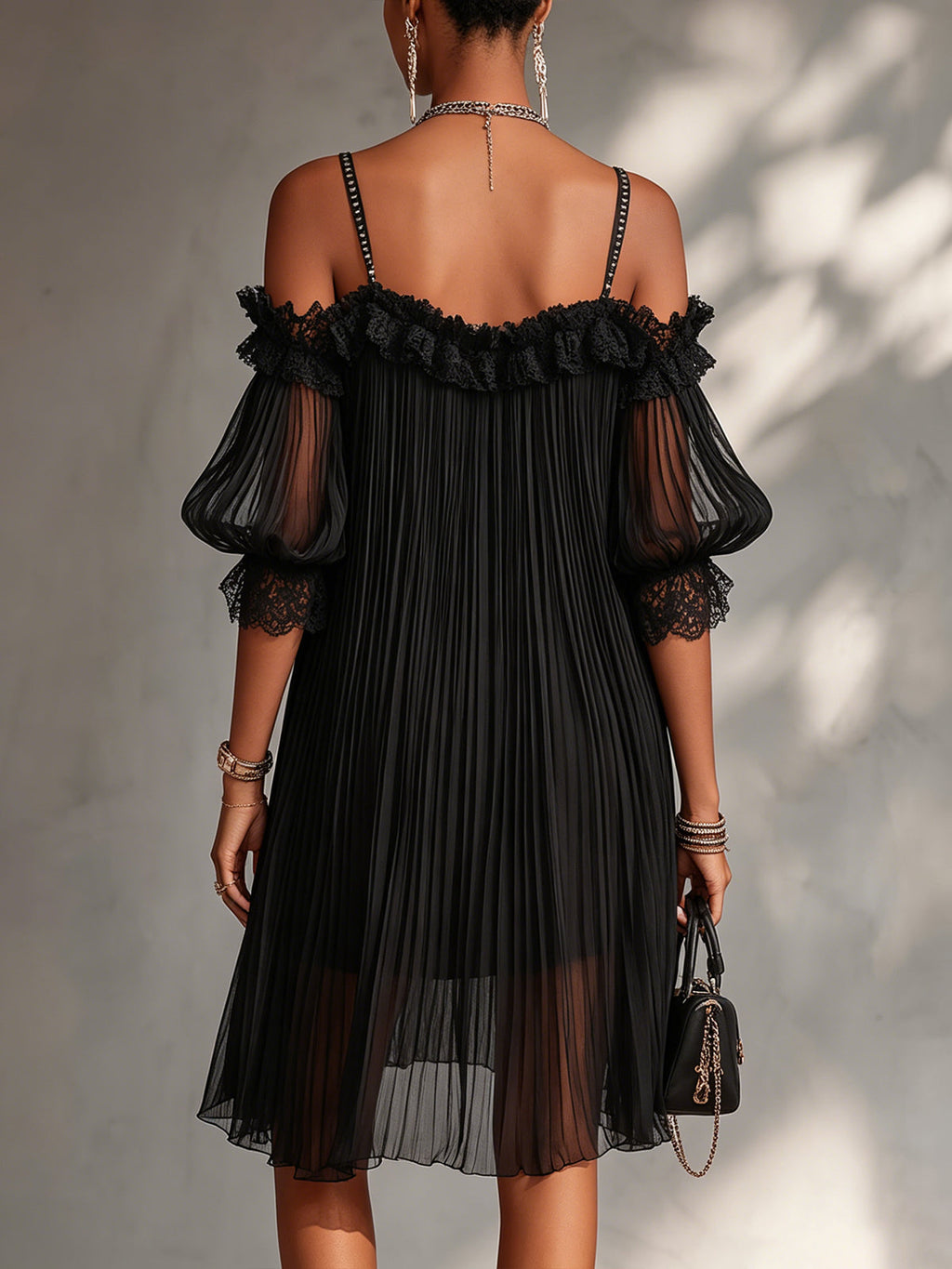 Camille | Abito Mini in Mousseline Nera con Spalle Scoperte e Bordo in Pizzo