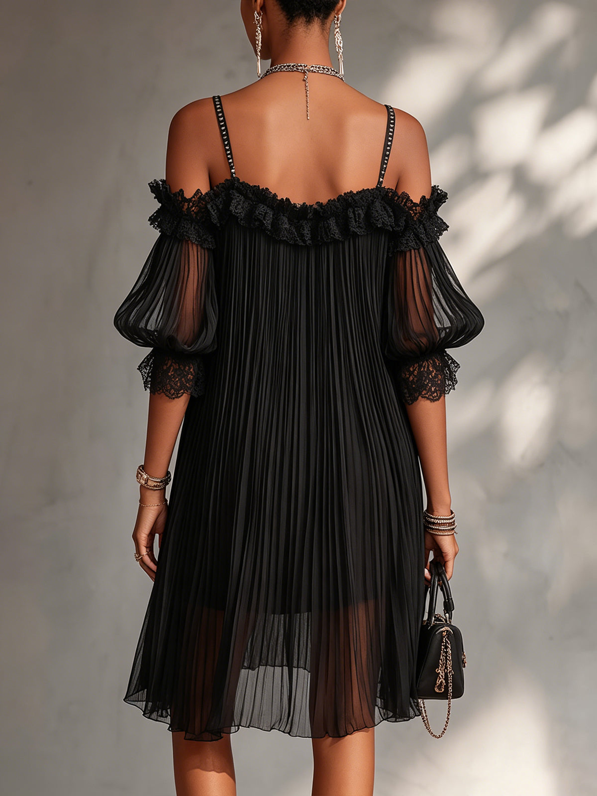 Léonie | Mini Abito Nero, Spalle Scoperte, Bordo in Pizzo