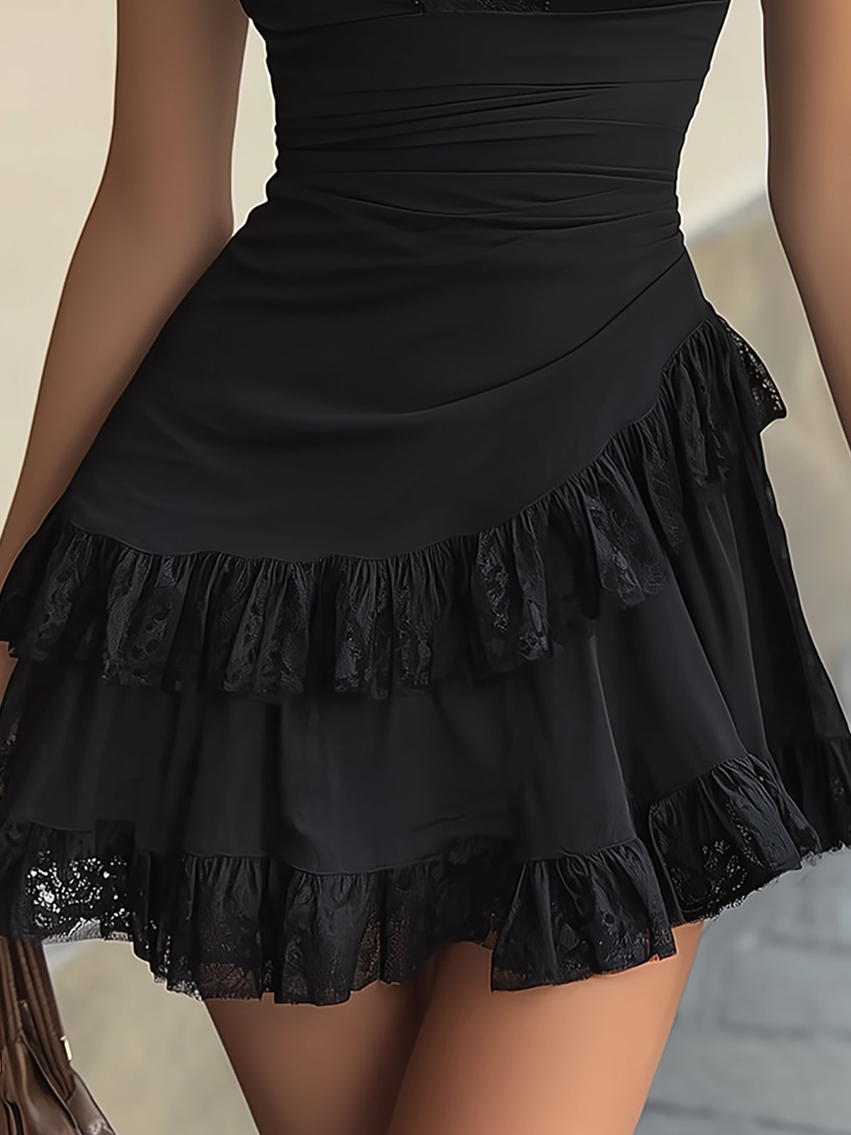 Estelle | Vestito Mini con Volant in Pizzo Nero e Scollatura a V