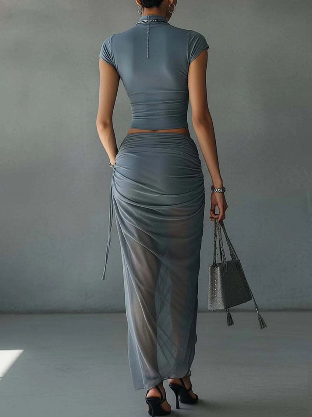 Jacqueline | Completo t-shirt corto blu e gonna drappeggiata in tulle trasparente