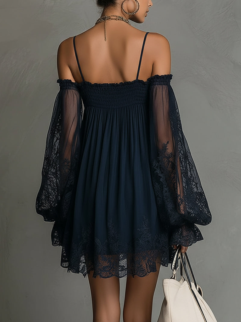Noémie | Abito corto in mussola blu navy con spalle scoperte e finiture in pizzo