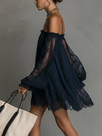 Noémie | Abito corto in mussola blu navy con spalle scoperte e finiture in pizzo