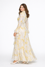 Elisabeth | Abito maxi asimmetrico in chiffon beige con colletto alto e stampa a olio
