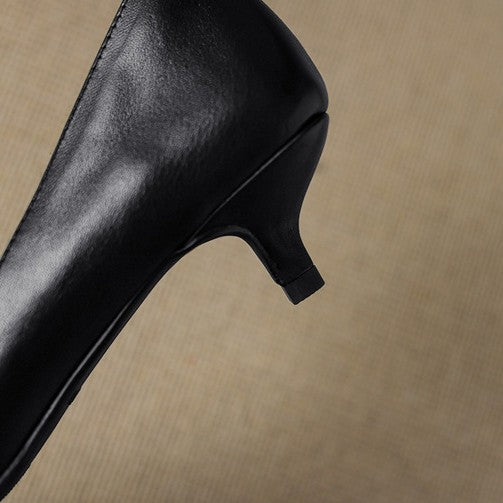 Orlisse Kitten Heel Pumps in Pelle