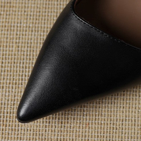 Orlisse Kitten Heel Pumps in Pelle