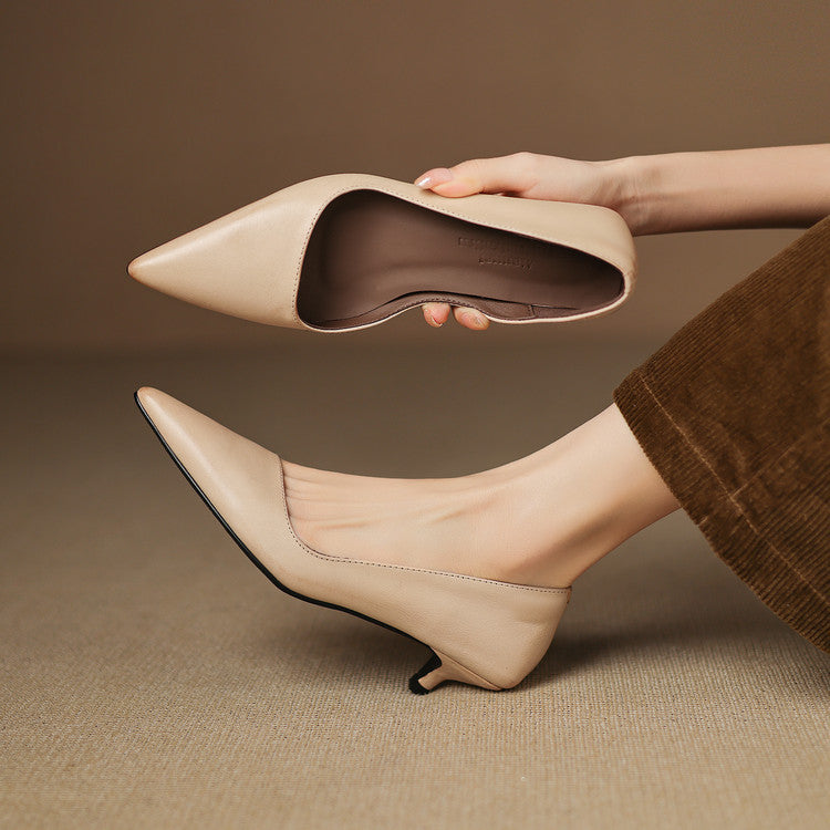 Orlisse Kitten Heel Pumps in Pelle