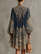 Agathe | Abito corto asimmetrico in chiffon blu navy con colletto alto e stampa barocca