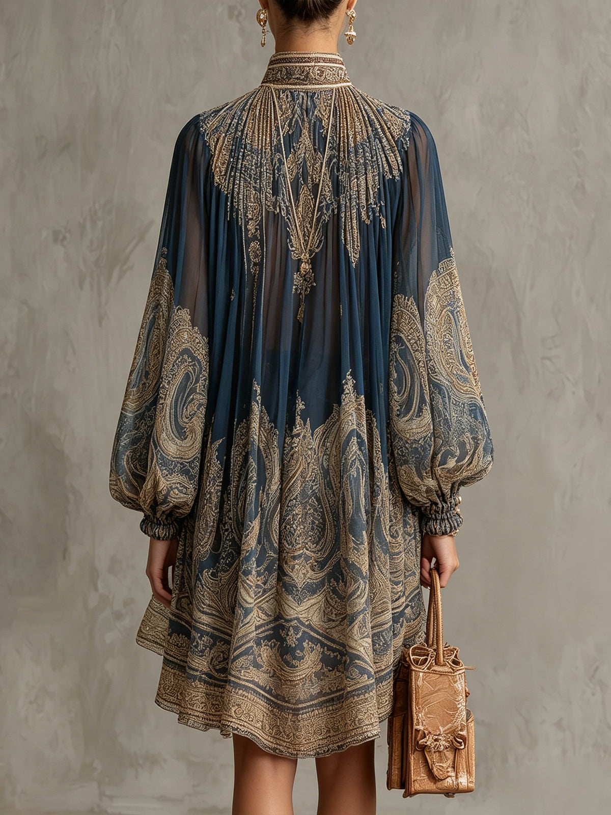 Agathe | Abito corto asimmetrico in chiffon blu navy con colletto alto e stampa barocca