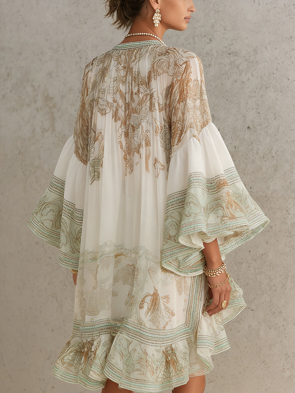 Solange | Abito corto asimmetrico in chiffon verde con volant e maniche a campana