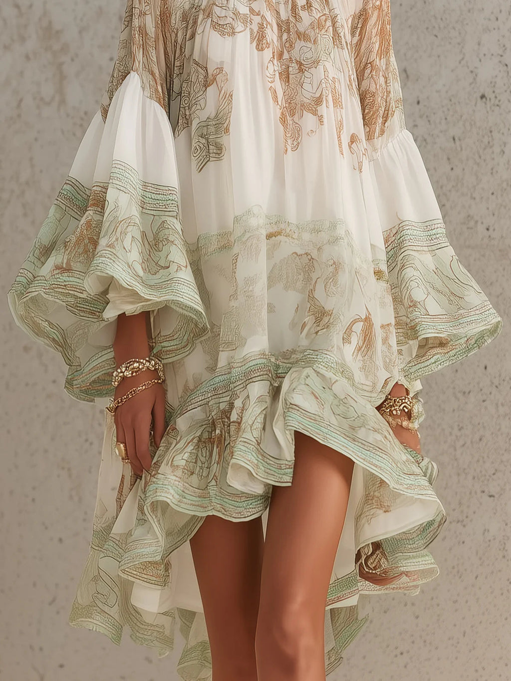 Solange | Abito corto asimmetrico in chiffon verde con volant e maniche a campana