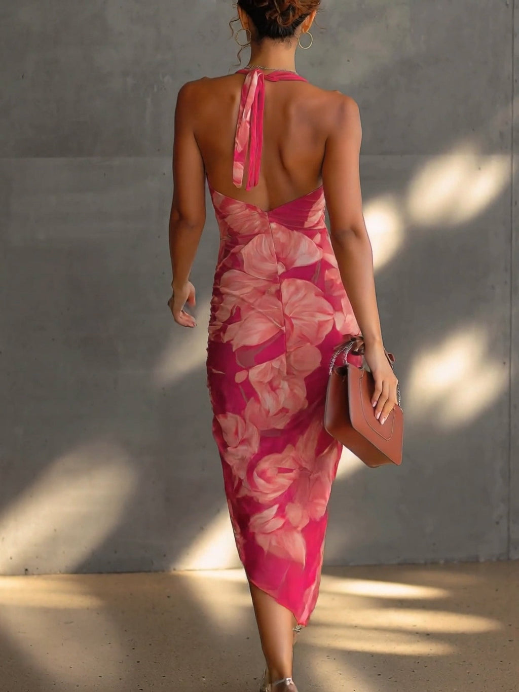 Mathilde | Abito a tubino fucsia con stampa floreale, drappeggiato di lato e spaccato
