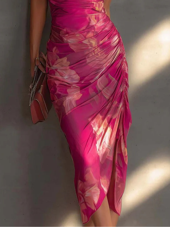 Mathilde | Abito a tubino fucsia con stampa floreale, drappeggiato di lato e spaccato