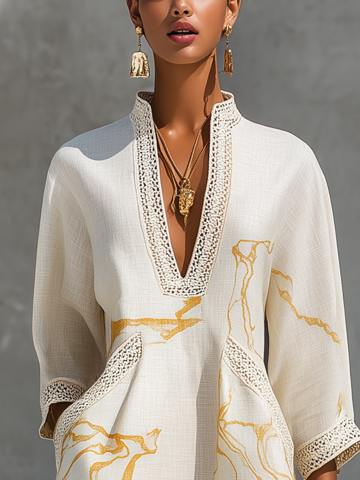 Aliénor | Abito Mini in Pizzo Crochet Avorio con Motivi Dorati e Scollo a V