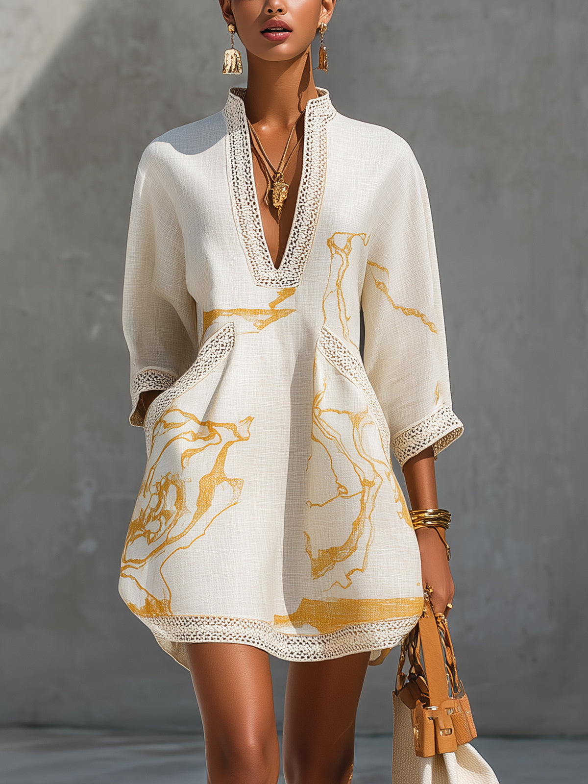 Aliénor | Abito Mini in Pizzo Crochet Avorio con Motivi Dorati e Scollo a V