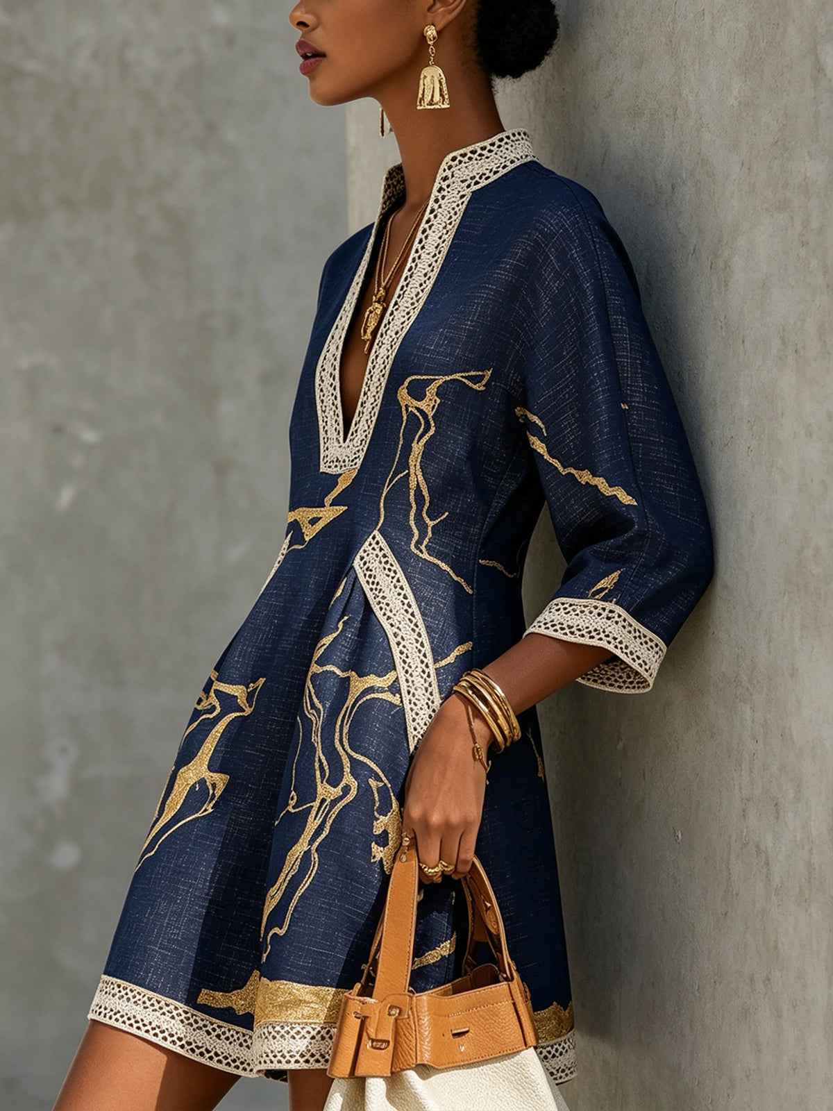 Astrée | Mini Abito Collo a V, Stampa Oro Blu Navy