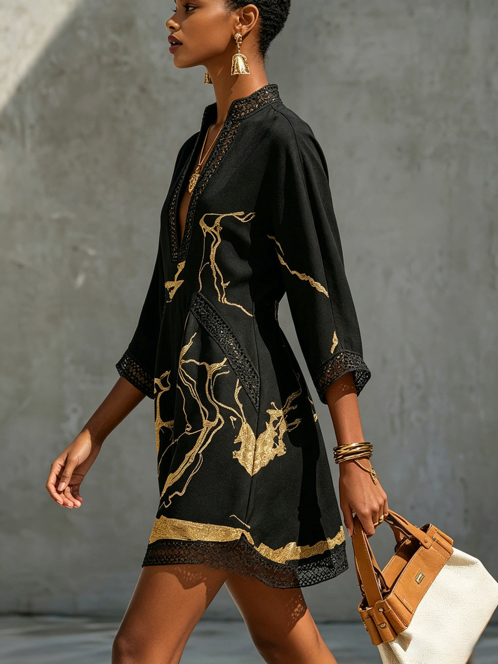 Léonie | Vestito Mini in Pizzo All'uncinetto Nero con Motivi Dorati e Scollatura a V