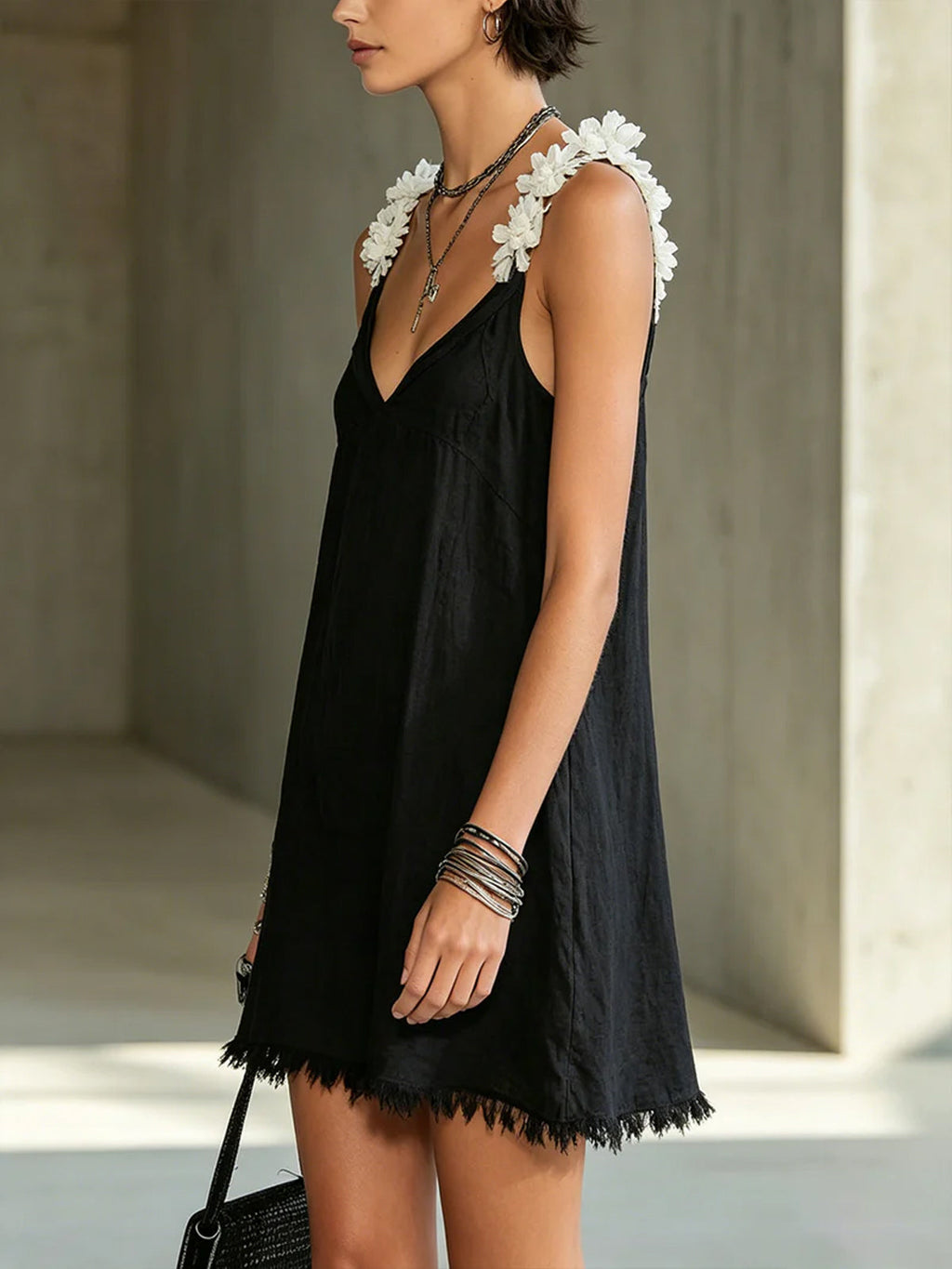 Noémie | Vestito Mini Nero con Scollatura a V e Spalline Floreali