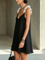Noémie | Vestito Mini Nero con Scollatura a V e Spalline Floreali