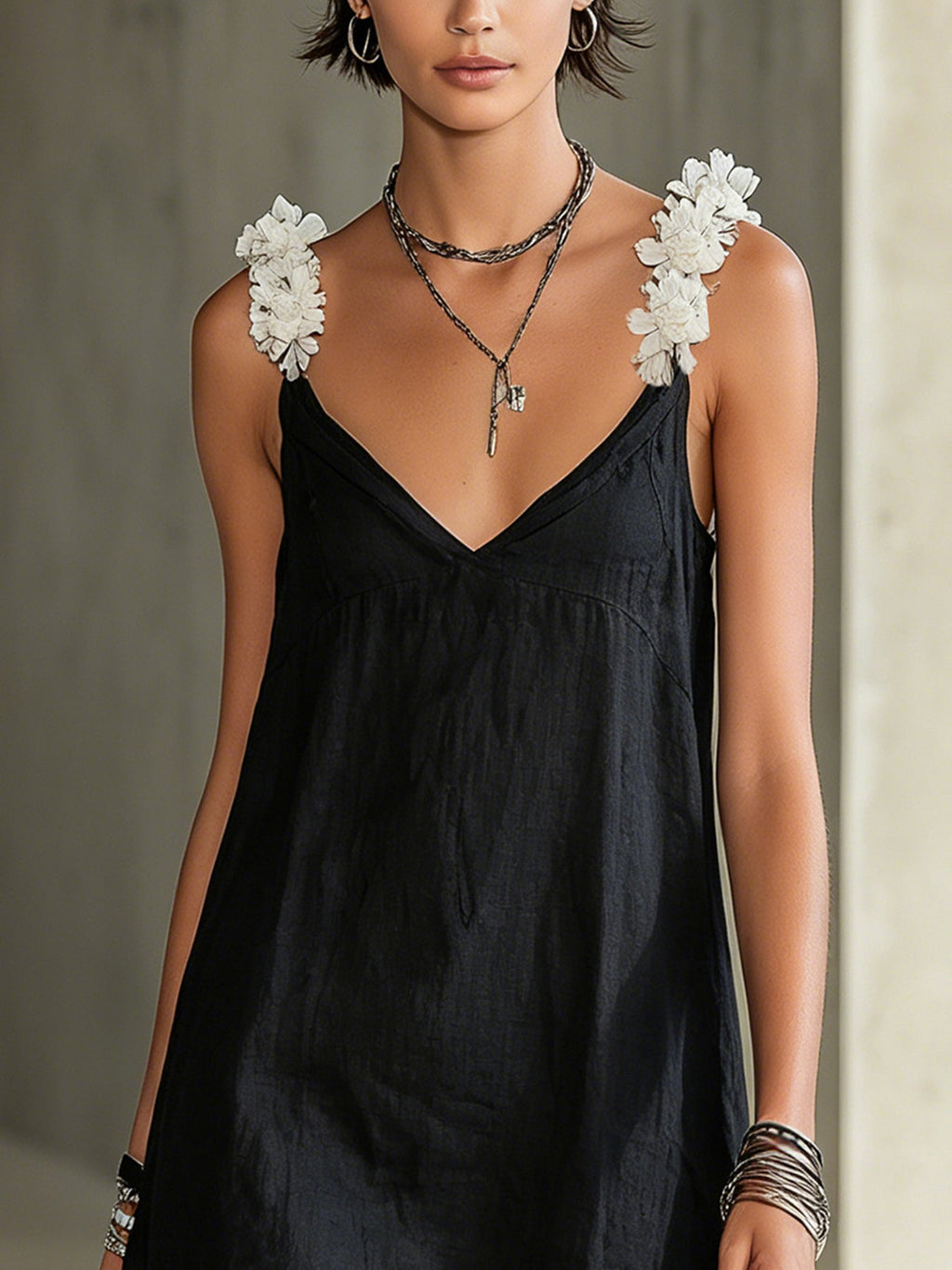 Noémie | Vestito Mini Nero con Scollatura a V e Spalline Floreali