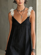 Noémie | Vestito Mini Nero con Scollatura a V e Spalline Floreali