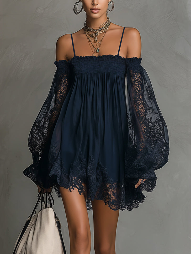 Noémie | Abito corto in mussola blu navy con spalle scoperte e finiture in pizzo