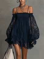 Noémie | Abito corto in mussola blu navy con spalle scoperte e finiture in pizzo