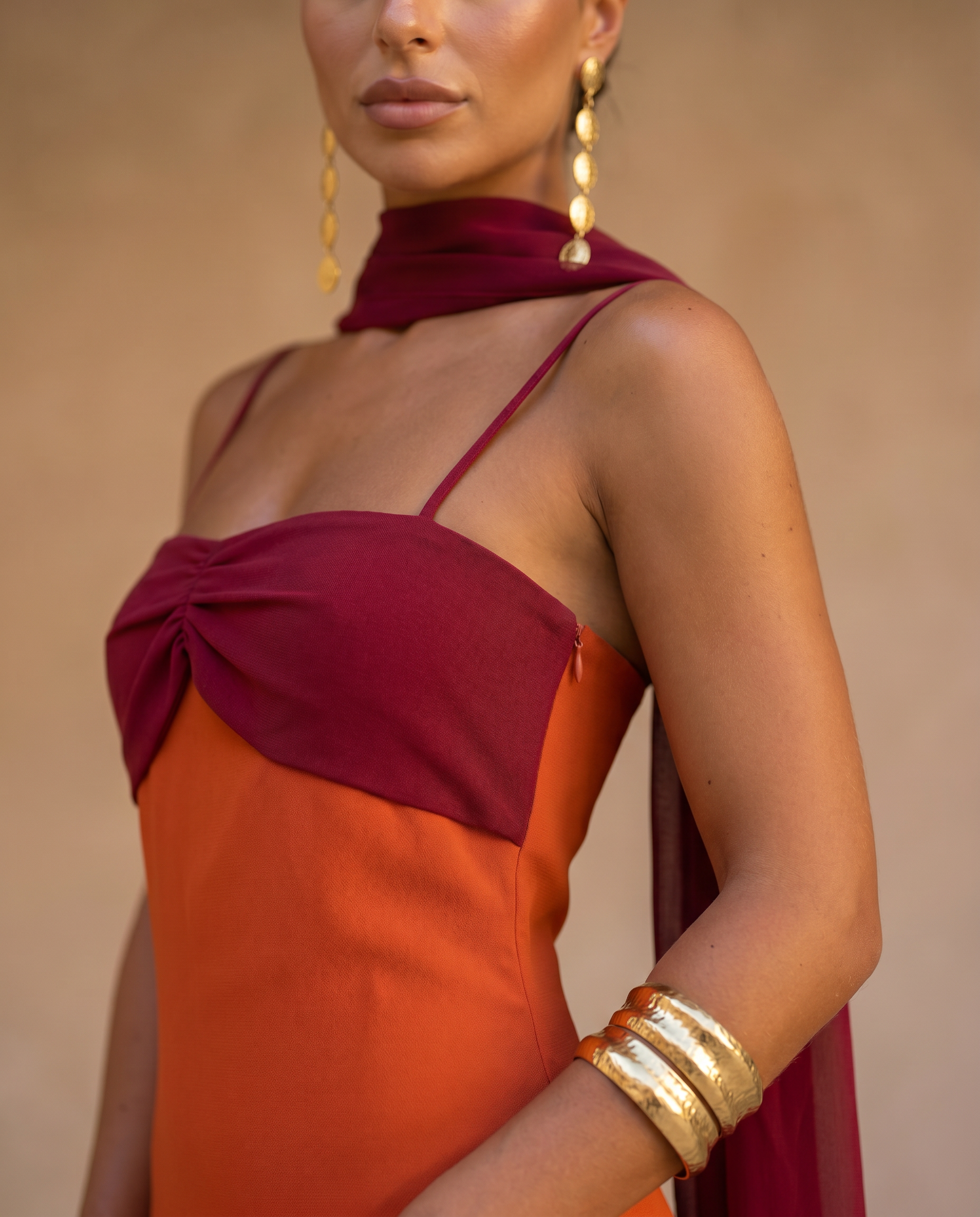 Aline | Abito arancione con scollatura rossa